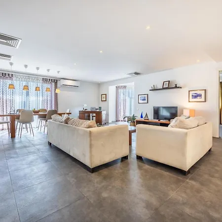 Central 3 Bedroom In Sliema, Onsite Parking 아파트 슬리에마