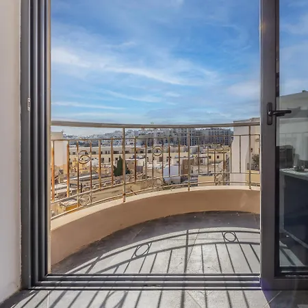 Central 3 Bedroom In Sliema, Onsite Parking *