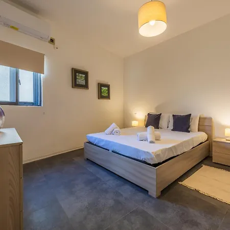 Central 3 Bedroom In Sliema, Onsite Parking *