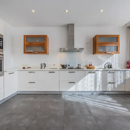Appartement Central 3 Bedroom In Sliema, Onsite Parking *
